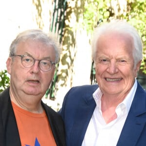 Dominique Besnehard et André Dussollier (président du jury) au photocall du jury au jardin des Bardines lors du 15ème festival du film francophone d'Angoulême le 23 août 2022. © Coadic Guirec / Bestimage 