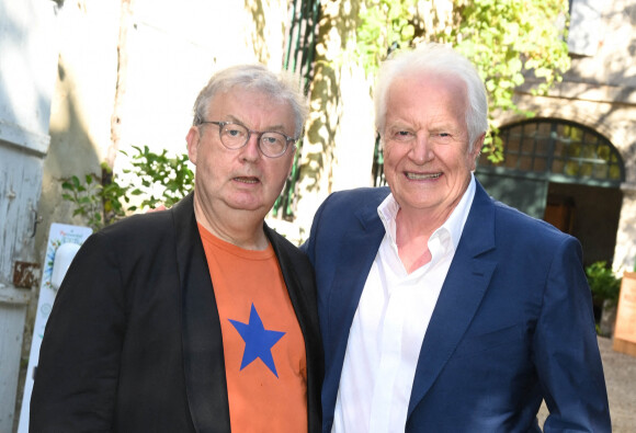 Dominique Besnehard et André Dussollier (président du jury) au photocall du jury au jardin des Bardines lors du 15ème festival du film francophone d'Angoulême le 23 août 2022. © Coadic Guirec / Bestimage 