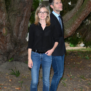 Isabelle Carré et le réalisateur Lionel Baier au photocall du film "La dérive des continents" au jardin de Bardines lors du 15ème festival du film francophone d'Angoulême le 23 août 2022. © Coadic Guirec / Bestimage 