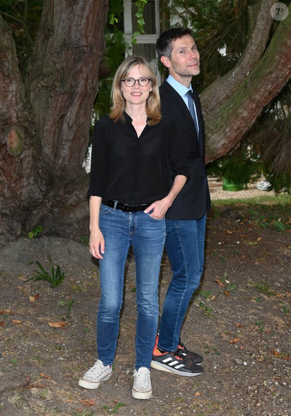 Isabelle Carré et le réalisateur Lionel Baier au photocall du film "La dérive des continents" au jardin de Bardines lors du 15ème festival du film francophone d'Angoulême le 23 août 2022. © Coadic Guirec / Bestimage 