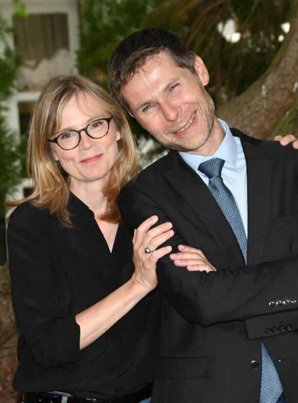 Isabelle Carré et le réalisateur Lionel Baier au photocall du film "La dérive des continents" au jardin de Bardines lors du 15ème festival du film francophone d'Angoulême le 23 août 2022. © Coadic Guirec / Bestimage 