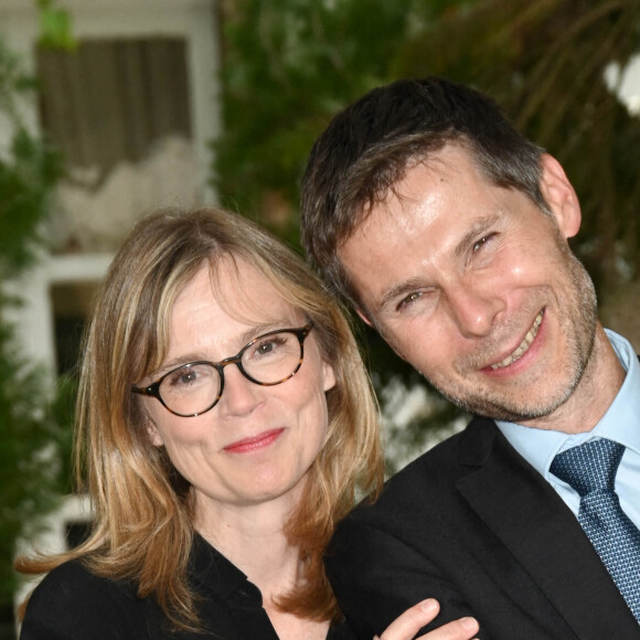 Isabelle Carré et le réalisateur Lionel Baier au photocall du film "La dérive des continents" au jardin de Bardines lors du 15ème festival du film francophone d'Angoulême le 23 août 2022. © Coadic Guirec / Bestimage 