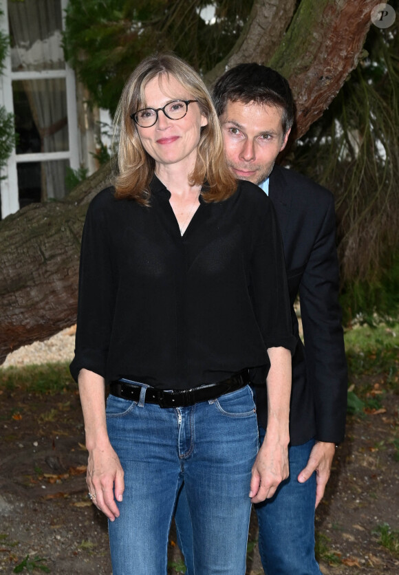 Isabelle Carré et le réalisateur Lionel Baier au photocall du film "La dérive des continents" au jardin de Bardines lors du 15ème festival du film francophone d'Angoulême le 23 août 2022. © Coadic Guirec / Bestimage 