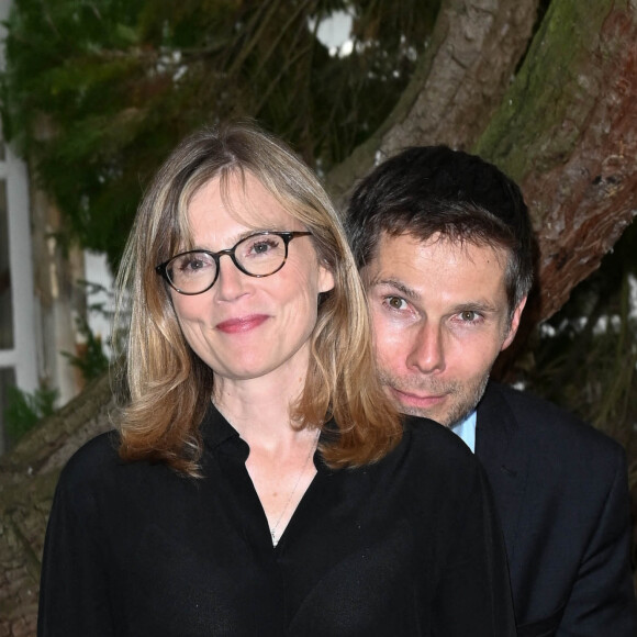 Isabelle Carré et le réalisateur Lionel Baier au photocall du film "La dérive des continents" au jardin de Bardines lors du 15ème festival du film francophone d'Angoulême le 23 août 2022. © Coadic Guirec / Bestimage 