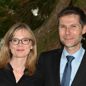 Isabelle Carré et le réalisateur Lionel Baier au photocall du film "La dérive des continents" au jardin de Bardines lors du 15ème festival du film francophone d'Angoulême le 23 août 2022. © Coadic Guirec / Bestimage 