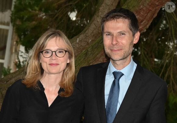 Isabelle Carré et le réalisateur Lionel Baier au photocall du film "La dérive des continents" au jardin de Bardines lors du 15ème festival du film francophone d'Angoulême le 23 août 2022. © Coadic Guirec / Bestimage 