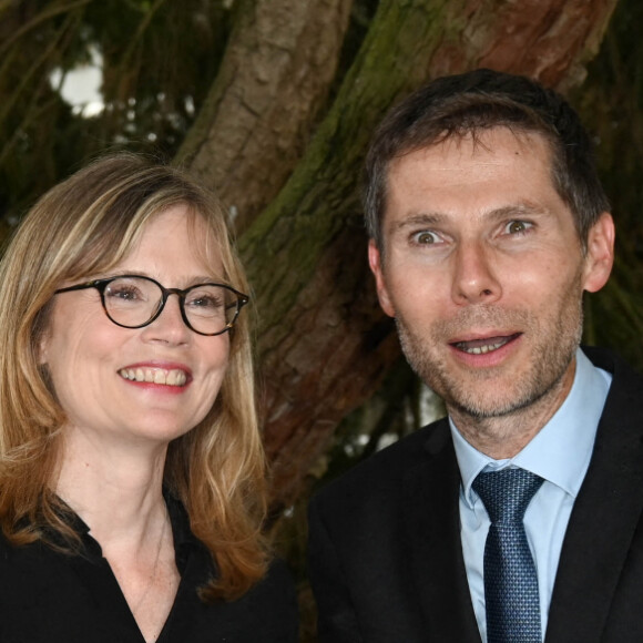 Isabelle Carré et le réalisateur Lionel Baier au photocall du film "La dérive des continents" au jardin de Bardines lors du 15ème festival du film francophone d'Angoulême le 23 août 2022. © Coadic Guirec / Bestimage 