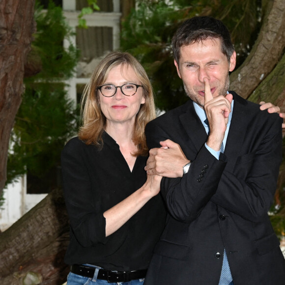 Isabelle Carré et le réalisateur Lionel Baier au photocall du film "La dérive des continents" au jardin de Bardines lors du 15ème festival du film francophone d'Angoulême le 23 août 2022. © Coadic Guirec / Bestimage 