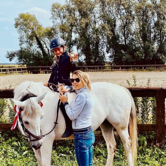 Photo du week-end dans les Flandres de Tiphaine Auzière avec sa famille, notamment son fille Elise qui a participé à un concours équestre