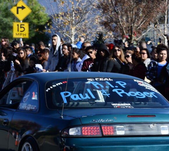 Hommage des fans rendus le 8 décembre 2013 à Paul Walker à Santa Clarita en Californie après sa mort brutale le 30 novembre
