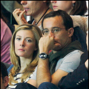 Jean-Luc Delarue et sa compagne Elisabeth Bost - Match OM - PSG au Parc des Princes. © Guillaume Gaffiot/Bestimage
