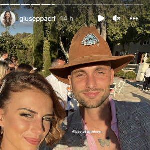 Bastien Grimal et Giuseppa lors du mariage de Nikola Lozina et Laura Lempika à Aix-en-Provence le 26 août 2022 - Instagram