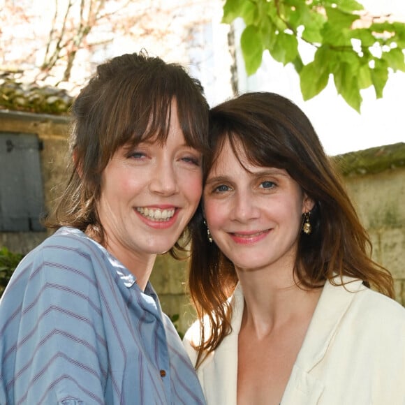 Sara Giraudeau et Judith Chemla au photocall du film "Le Sixième enfant" lors du 15ème festival du film francophone de Angoulême, France, le 27 août 2022. © Coadic Guirec/Bestimage