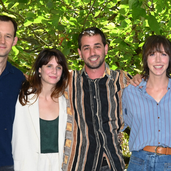 Damien Bonnard, Judith Chemla, Sara Giraudeau, Léopold Legrand et Benjamin Lavernhe au photocall du film "Le Sixième enfant" lors du 15ème festival du film francophone de Angoulême, France, le 27 août 2022. © Coadic Guirec/Bestimage