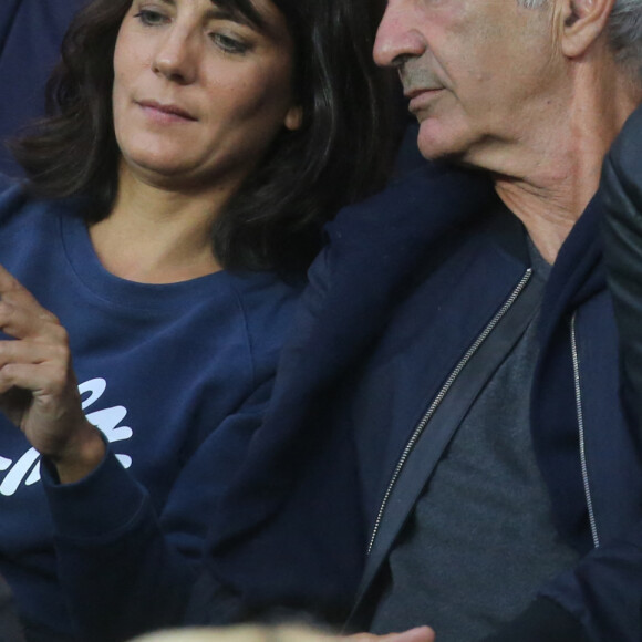 Raymond Domenech et sa compagne Estelle Denis - People au match de foot PSG - Saint-Etienne au Parc des Princes à Paris le 25 Août 2017. Victoire du PSG 3 à 0  People attending the soccer game PSG - Saint-Etienne at Parc des Princes in Paris on 25/08/2017 PSG won 3-0