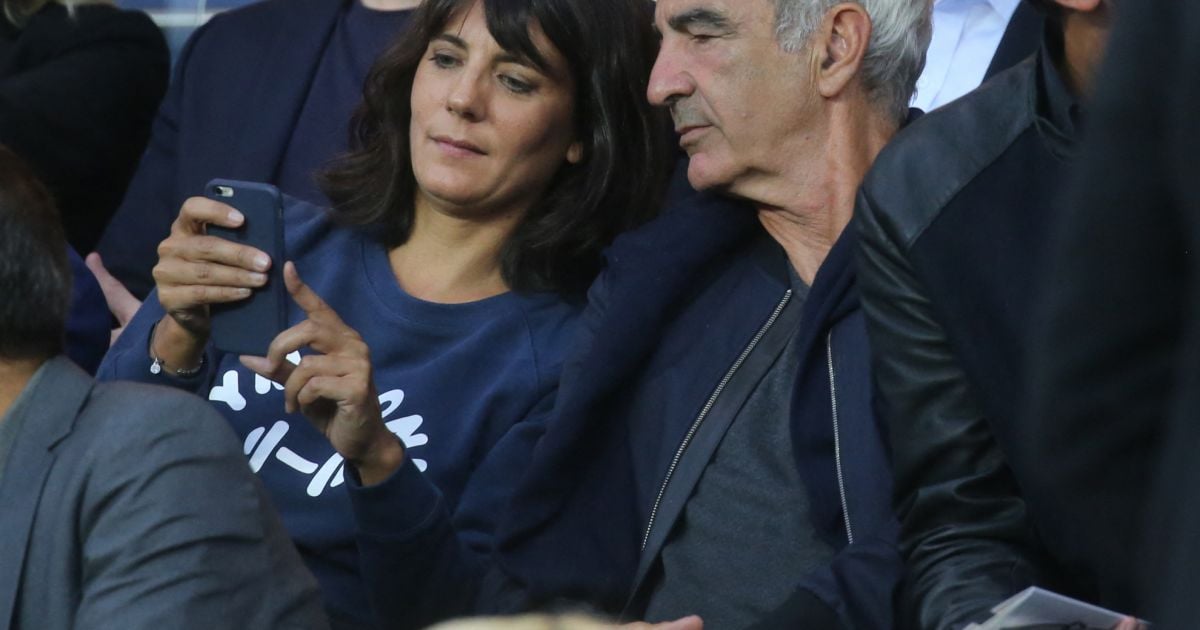 Raymond Domenech et sa compagne Estelle Denis People au match de foot