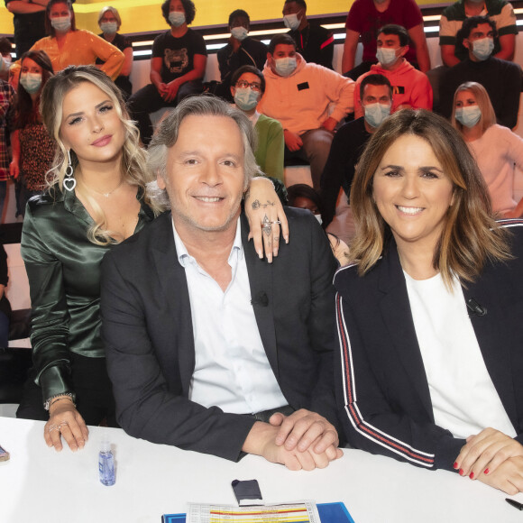 Kelly Vedovelli, Jean-Michel Maire, Valérie Benaim lors de l'émission Touche pas à mon poste (TPMP) diffusée en direct sur C8 le 2 novembre 2021. © Jack Tribeca / Bestimage 