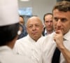 Le président Emmanuel Macron échange avec les élèves de l'école "Cuisine mode d'emploi(s)" du chef Thierry Marx à Dijon le 28 mars 2022. © Dominique Jacovides / Bestimage