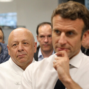 Le président Emmanuel Macron échange avec les élèves de l'école "Cuisine mode d'emploi(s)" du chef Thierry Marx à Dijon le 28 mars 2022. © Dominique Jacovides / Bestimage