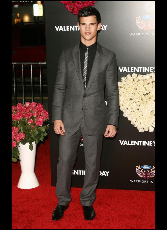 Taylor Lautner à la première de Valentine's Day le 8 février à Los Angeles