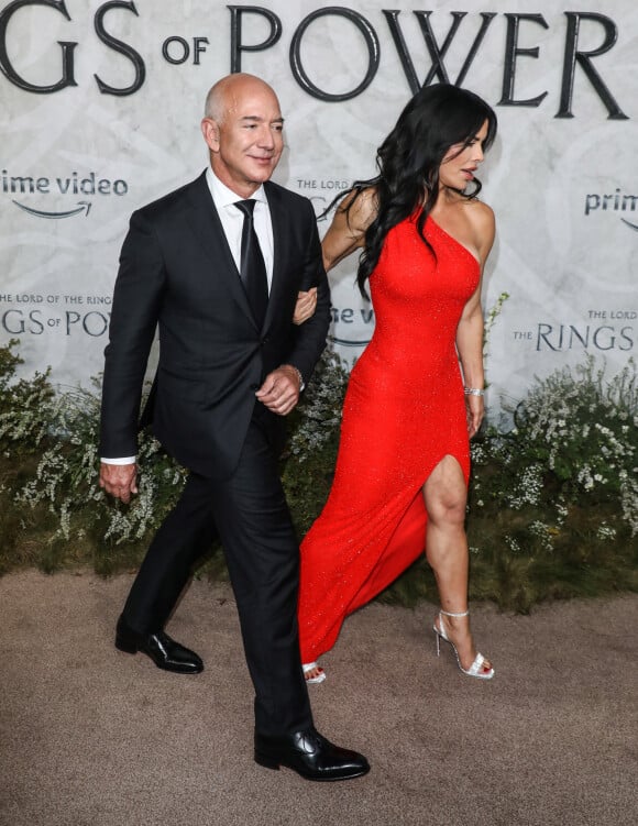 Jeff Bezos et sa compagne Lauren Sanchez - Photocall de "Le Seigneur des anneaux : Les Anneaux de pouvoir " (The Lord of the Rings: The Rings of Power) à l'Odeon, Londres le 30 août 2022.