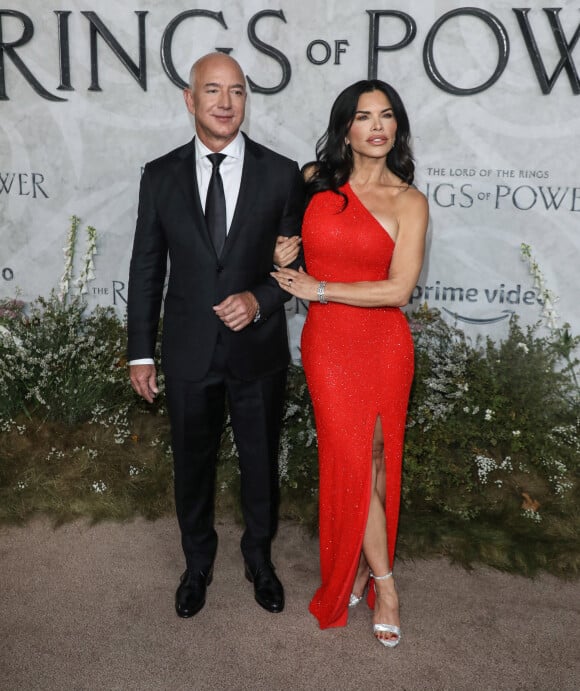 Jeff Bezos et sa compagne Lauren Sanchez - Photocall de "Le Seigneur des anneaux : Les Anneaux de pouvoir " (The Lord of the Rings: The Rings of Power) à l'Odeon, Londres le 30 août 2022.