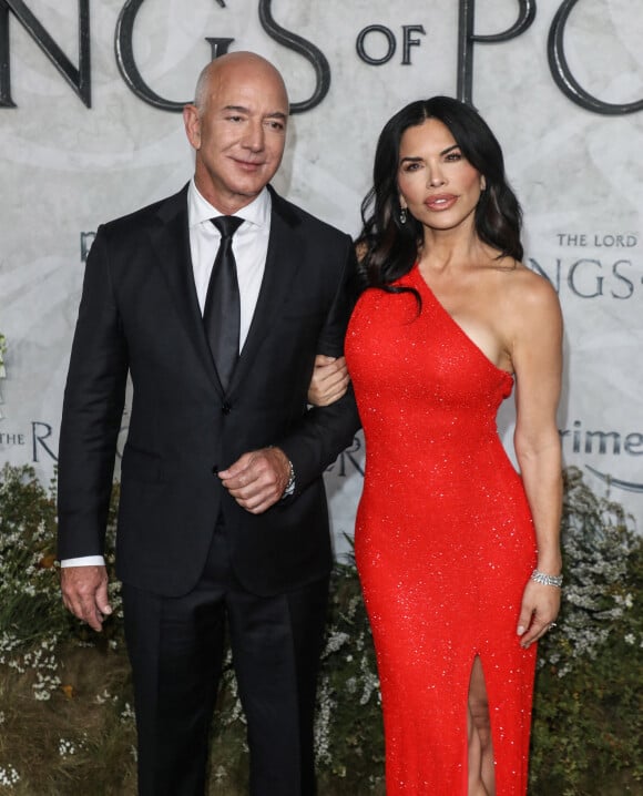 Jeff Bezos et sa compagne Lauren Sanchez - Photocall de "Le Seigneur des anneaux : Les Anneaux de pouvoir " (The Lord of the Rings: The Rings of Power) à l'Odeon, Londres le 30 août 2022.  