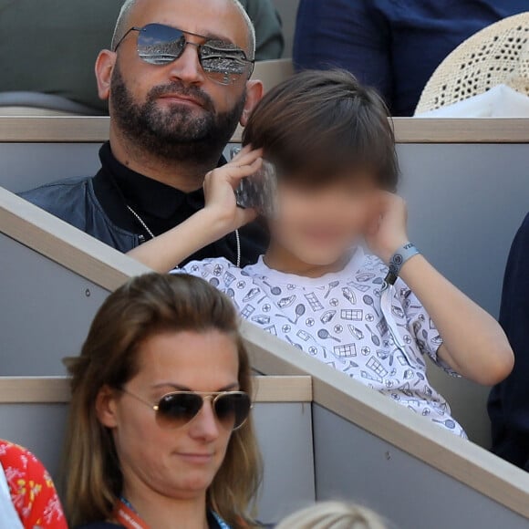 Cyril Hanouna et son fils Lino dans les tribunes lors des internationaux de tennis de Roland Garros à Paris, France, le 31 mai 2019. © Jacovides-Moreau/Bestimage 