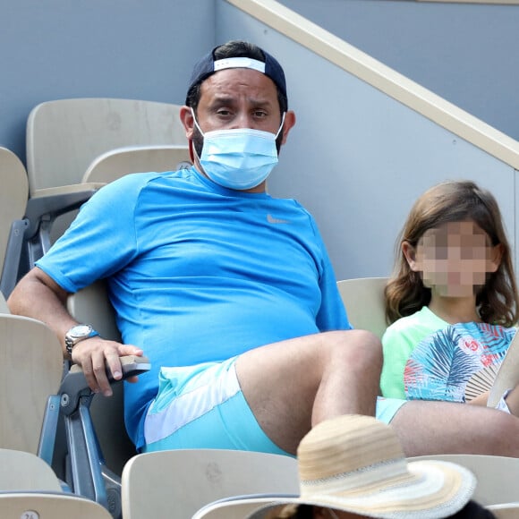 Cyril Hanouna et son fils Lino - People dans les tribunes des Internationaux de France de Tennis de Roland Garros à Paris. Le 9 juin 2021 © Dominique Jacovides / Bestimage  