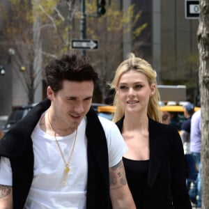 Brooklyn Beckham et sa femme Nicola Peltz se promènent dans les rues de New York le 1er mai 2022. 