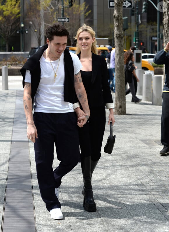 Brooklyn Beckham et sa femme Nicola Peltz se promènent dans les rues de New York le 1er mai 2022. 