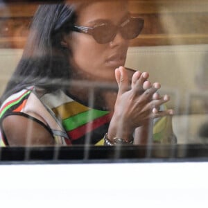 Vincent Cassel et sa femme Tina Kunakey arrivent à l'aéroport de Venise-Marco Polo lors de la 79ème édition du festival international du film de Venise (La Mostra), Italie, le 2 septembre 2022. 