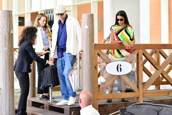 Vincent Cassel et sa femme Tina Kunakey arrivent à l'aéroport de Venise-Marco Polo lors de la 79ème édition du festival international du film de Venise (La Mostra), Italie, le 2 septembre 2022. 
