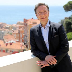 Stéphane Bern sur la terrasse du nouveau Musée National de Monaco pour l'exposition consacrée à l'artiste Christian Bérard (1902 – 1949) "Christian Bérard, Excentrique Bébé" à la Villa Paloma à Monaco, le 8 juillet 2022. © Jean-François Ottonello/Nice Matin/Bestimage 