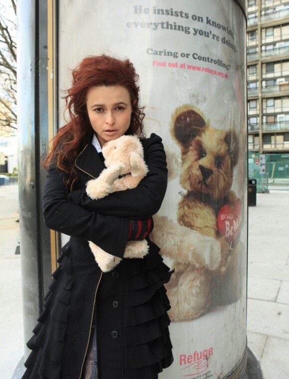 Helena Bonham Carter pose pour une campagne de sensibilisation contre les violences conjugales. 9/02/2010