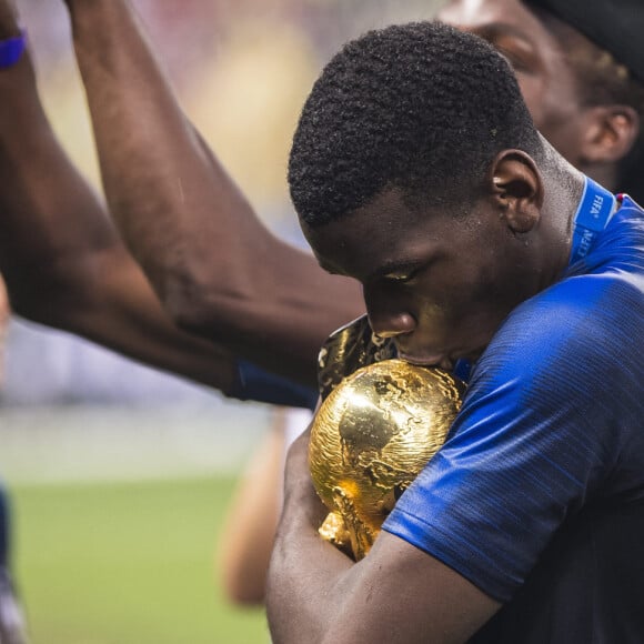 Paul Pogba avec sa mère Yeo et ses frères Florentin Pogba et Mathias Pogba - L'équipe de France célèbre son deuxième titre de Champion du Monde sur la pelouse du stade Loujniki après leur victoire sur la Croatie (4-2) en finale de la Coupe du Monde 2018 (FIFA World Cup Russia2018), le 15 juillet 2018. 