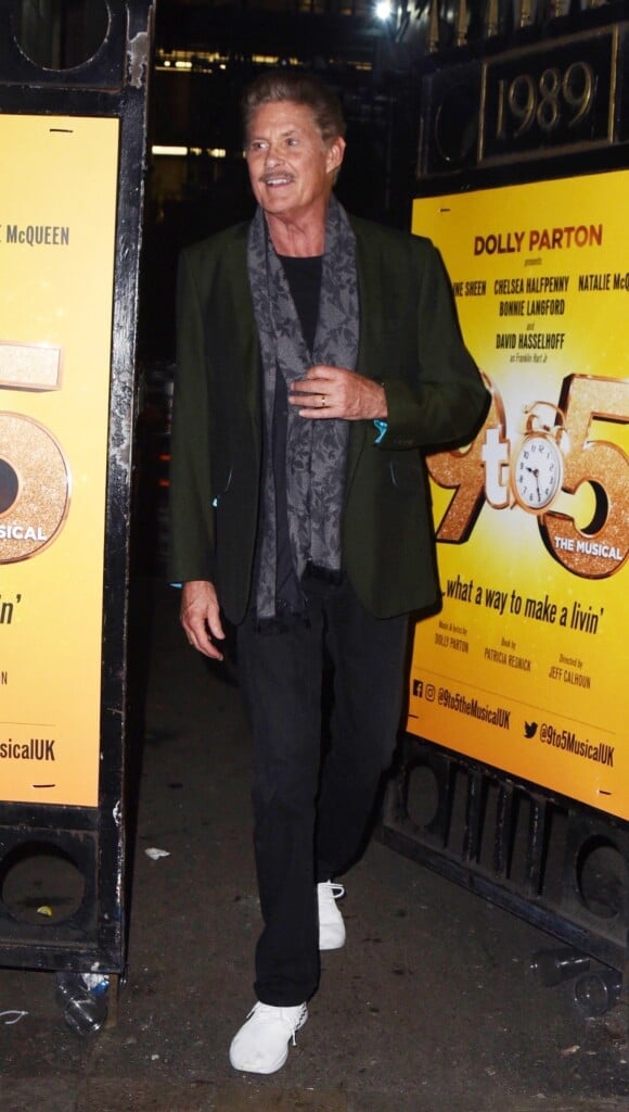 David Hasselhoff signe des autographes à ses fans en quittant le théâtre Savoy où il joue dans la comédie musicale "9 to 5" à Londres, le 2 décembre 2019.