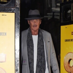 David Hasselhoff signe des autographes à ses fans en quittant le théâtre Savoy où il joue dans la comédie musicale "9 to 5" à Londres, le 3 décembre 2019.