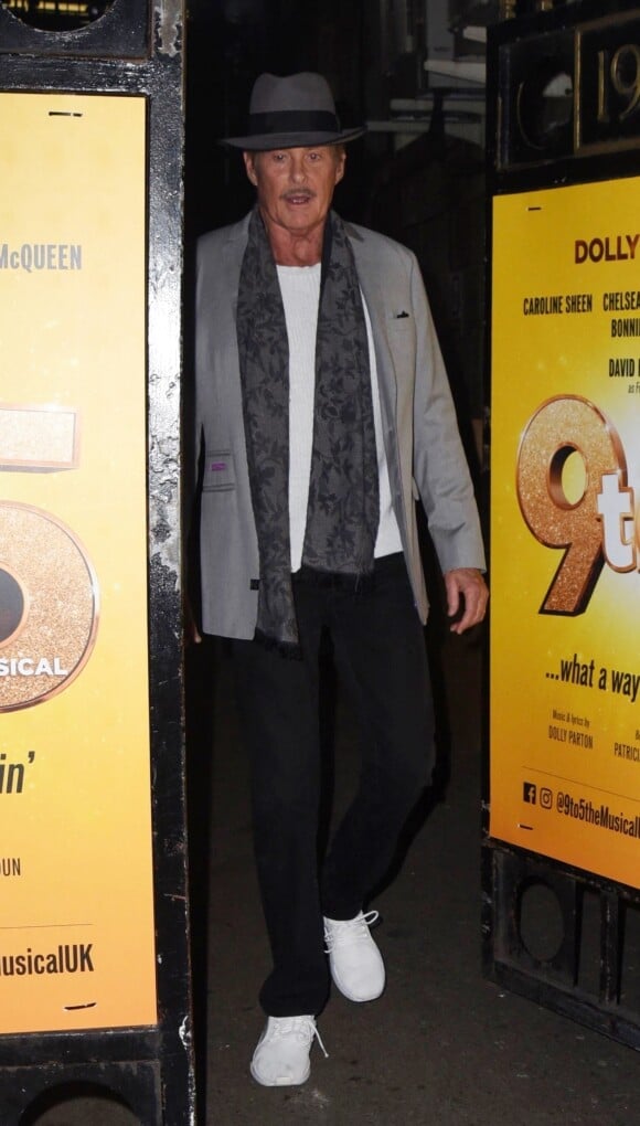 David Hasselhoff signe des autographes à ses fans en quittant le théâtre Savoy où il joue dans la comédie musicale "9 to 5" à Londres, le 3 décembre 2019.