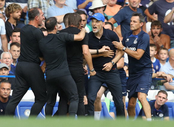 Thomas Tuchel, manager de Chelsea, et Antonio Conte, manager de Tottenham Hotspur s'énervent pendant le match le 14 août 2022. © Paul Terry/Sportimage/Cal Sport Media / Bestimage