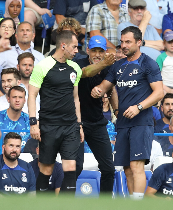 Thomas Tuchel, manager de Chelsea, et Antonio Conte, manager de Tottenham Hotspur s'énervent pendant le match le 14 août 2022. © Paul Terry/Sportimage/Cal Sport Media / Bestimage