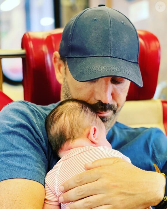 Thibault Chanel et sa petite fille née le 11 juin 2022