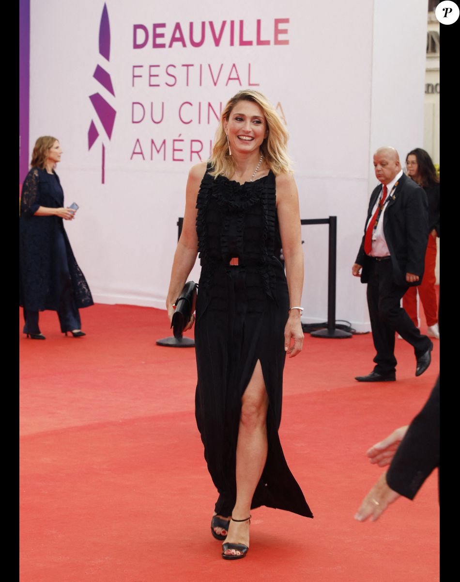 Julie Gayet sublime en robe fendue face à Cindy Fabre et Diane Leyre ...