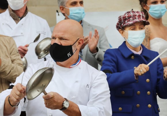 Dominique Etchebest se joint à son mari Philippe Etchebest pour manifester contre les mesures de restrictions liées au coronavirus (COVID-19) devant leur restaurant à Bordeaux les 2 et 9 octobre 2020.  