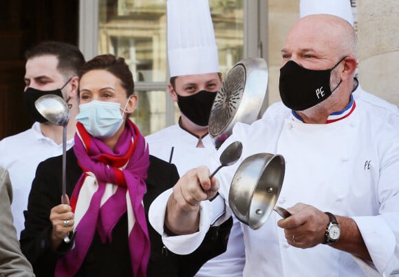 Dominique Etchebest se joint à son mari Philippe Etchebest pour manifester contre les mesures de restrictions liées au coronavirus (COVID-19) devant leur restaurant à Bordeaux les 2 et 9 octobre 2020.  