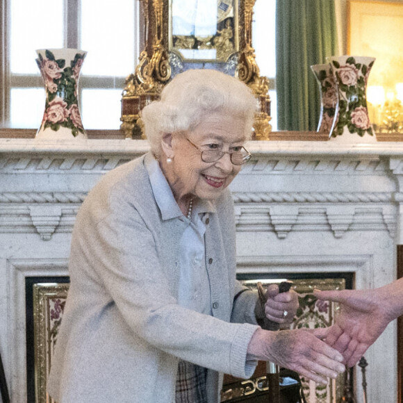 La reine Elisabeth II d'Angleterre reçoit Liz Truss, nouvelle Première ministre britannique, à Balmoral pour lui demander de former un nouveau gouvernement. La veille, Liz Truss avait été désigné à 57 % des voix comme leader du parti conservateur. 