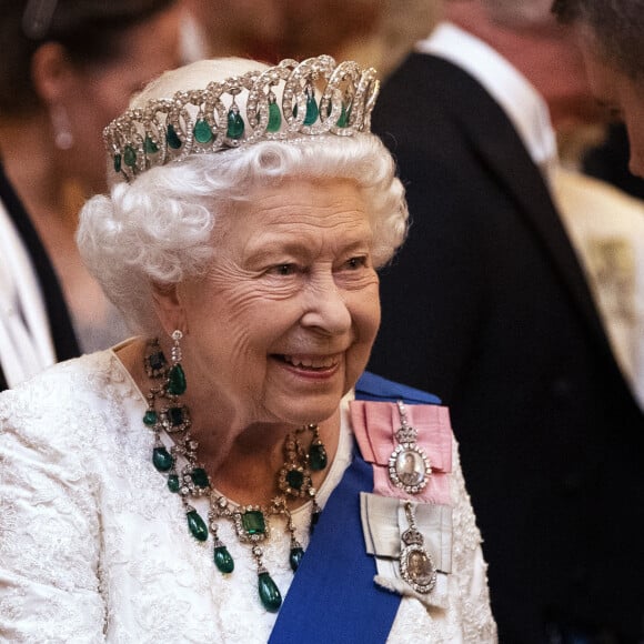 La reine Elisabeth II d'Angleterre reçoit les membres du corps diplomatique à Buckingham Palace, le 11 décembre 2019. 