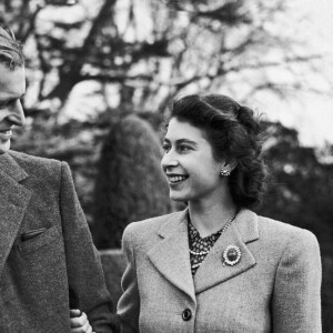 Archives - La reine Elisabeth II d'Angleterre et le prince Philip, duc d'Edimbourg, lors de leur lune de miel à Broadlands. Le 23 novembre 1947 