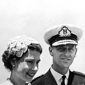 La reine Elisabeth II d'Angleterre et le prince Philip, duc d'Edimbourg lors de leur visite à Gibraltar en 1954