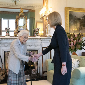 La reine Elisabeth II d'Angleterre reçoit Liz Truss, nouvelle Première ministre britannique, à Balmoral pour lui demander de former un nouveau gouvernement. La veille, Liz Truss avait été désigné à 57 % des voix comme leader du parti conservateur. Le 6 septembre 2022. 